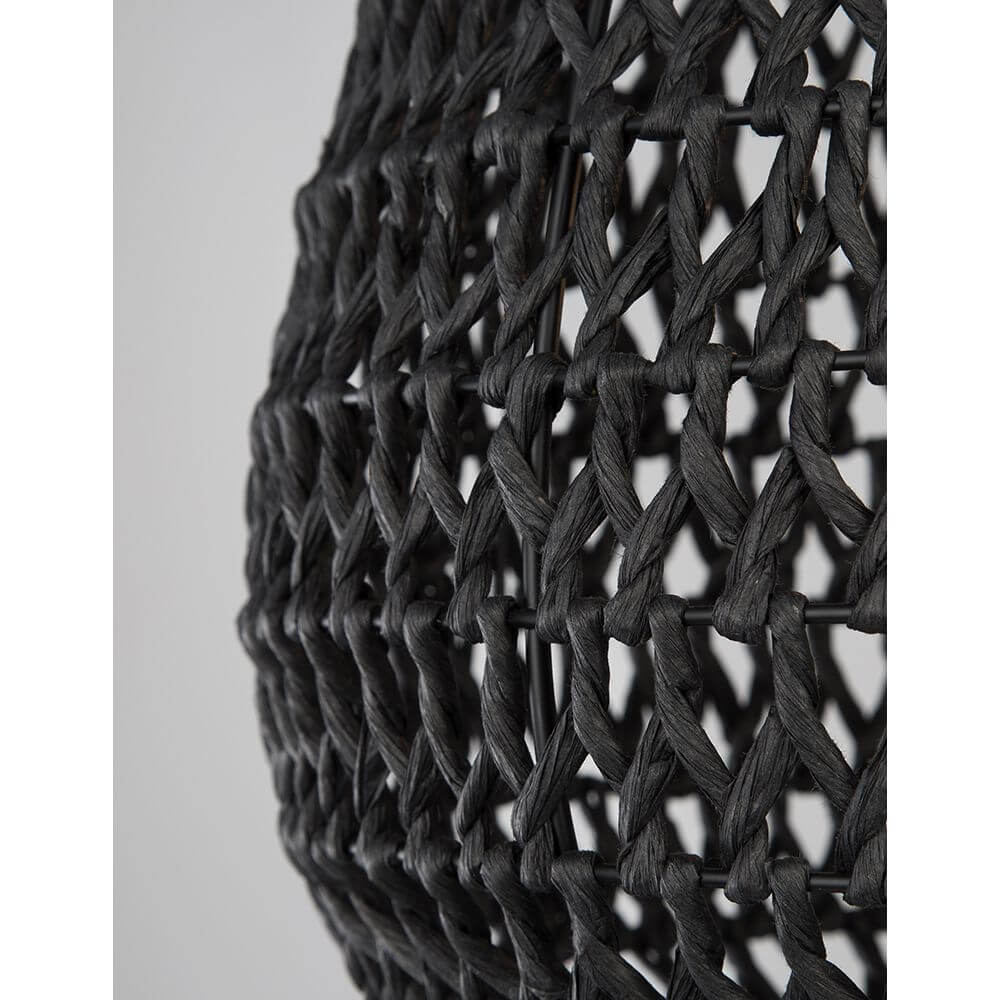 Detailaufnahme der Griffin Papier-Hängeleuchte Schwarz mit geflochtenem Papier-Rattan Design.
