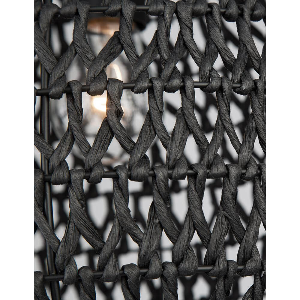 Detailansicht der Griffin Papier-Hängeleuchte Schwarz mit geflochtenem Design aus Papier-Rattan.