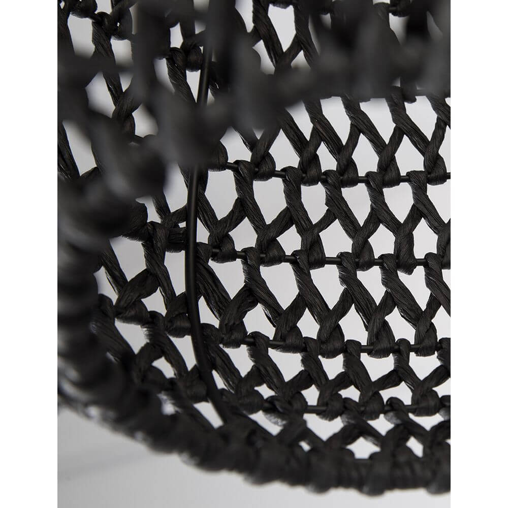 Detailansicht der Griffin Papier-Hängeleuchte Schwarz mit geflochtenem Papier-Rattan in elegantem Schwarz.