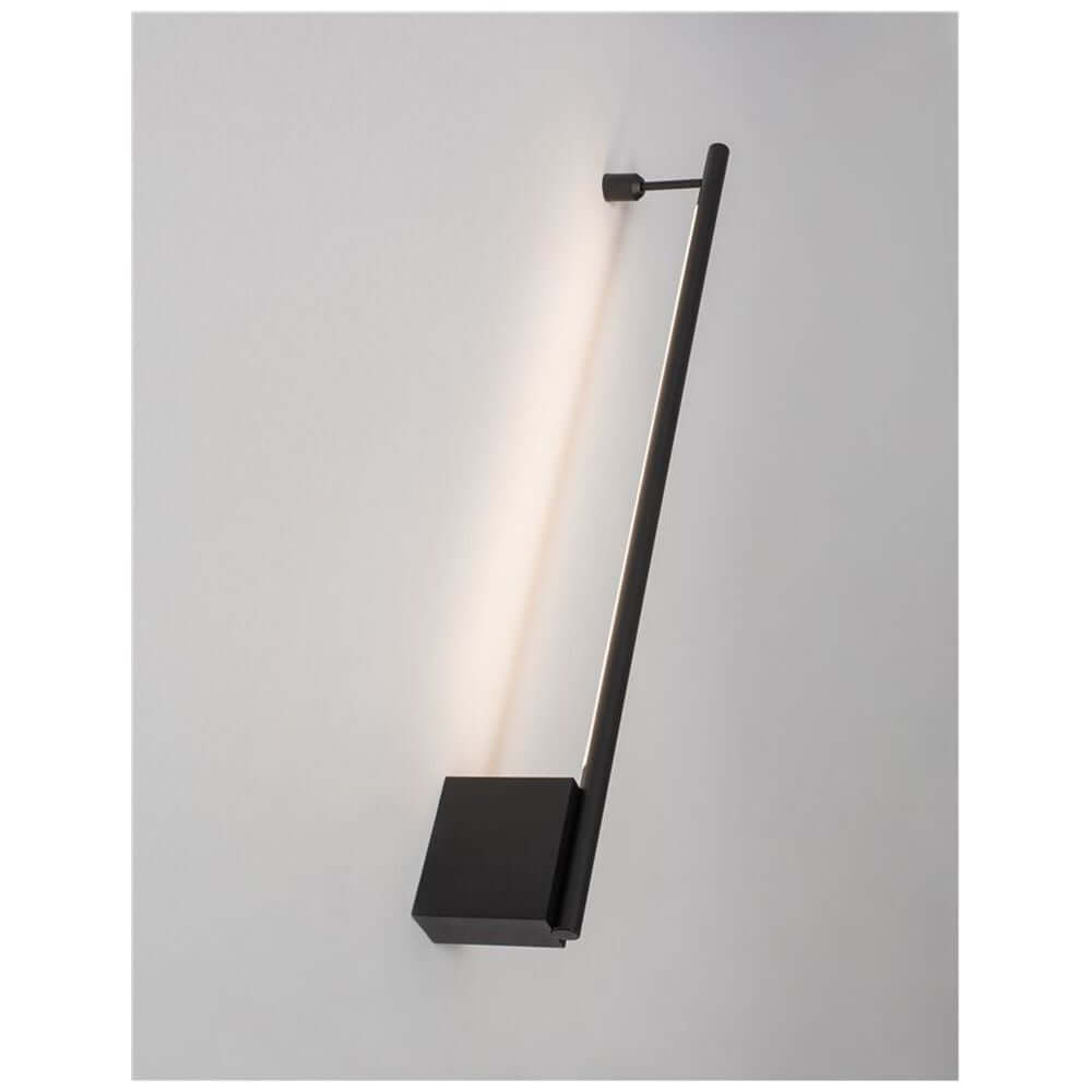 Gropius LED Wandleuchte 60cm Schwarz an einer Wand, minimalistisches Design mit warmweißem Licht.