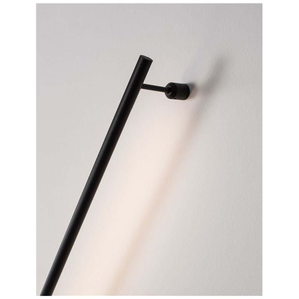 Gropius LED Wandleuchte 60cm Schwarz an der Wand montiert, minimalistisches Design mit warmweißem Licht