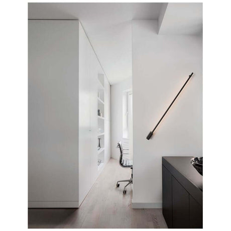 Gropius LED Sort væglampe på en moderne hvid væg i stilfuldt interiør.