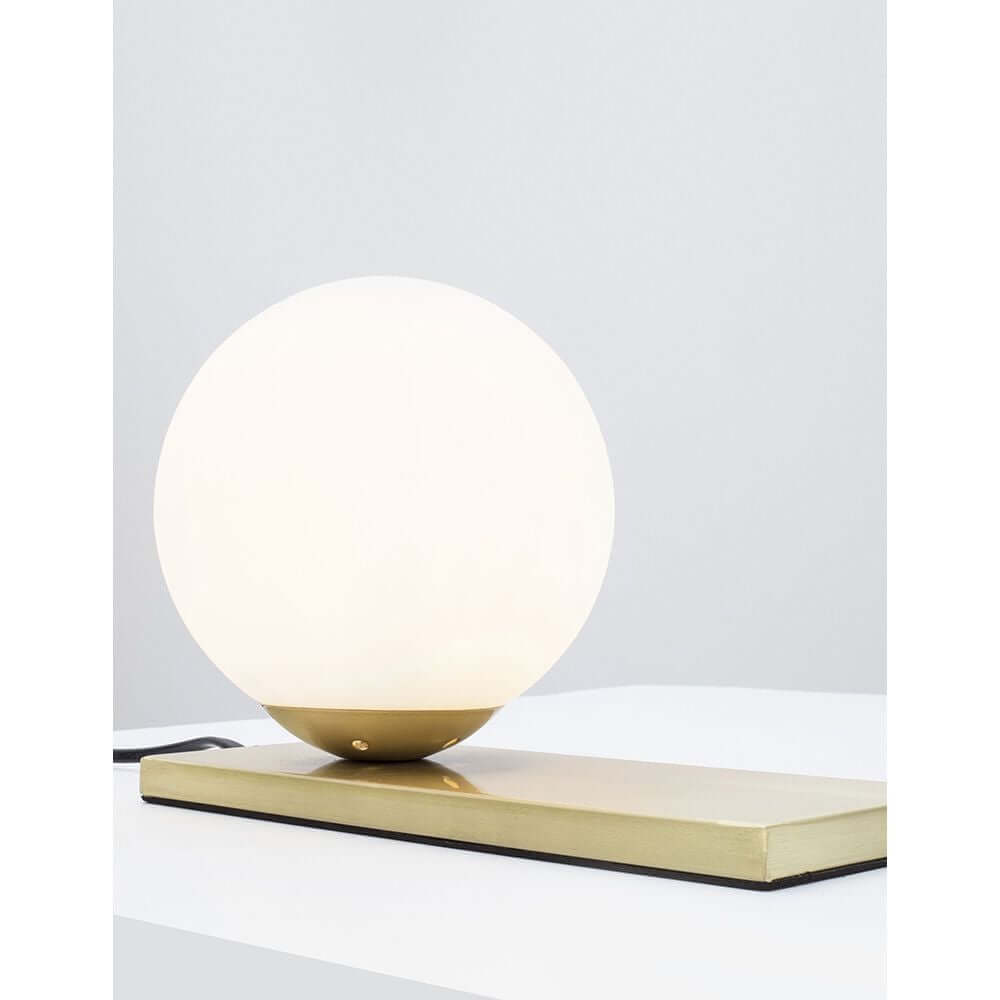 Grus Kugel-Tischlampe Messing, Weiß – moderne Tischleuchte Juliet mit opaler Glaskugel und messingfarbenem Sockel auf flachem Metallfuß