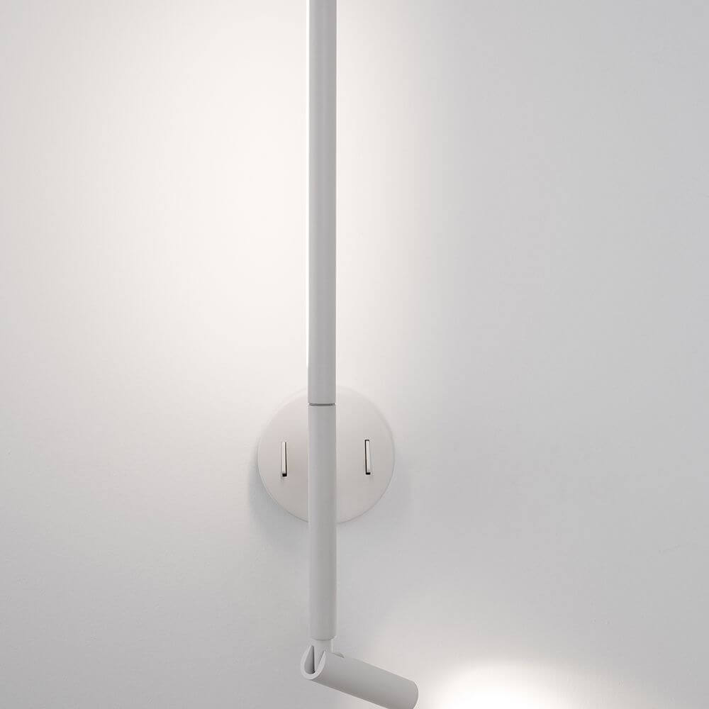 Handy LED Wandlampe 2-flammig in modernem Design, weißer Akzent an der Wand, ideal für Wohn- oder Schlafzimmer.