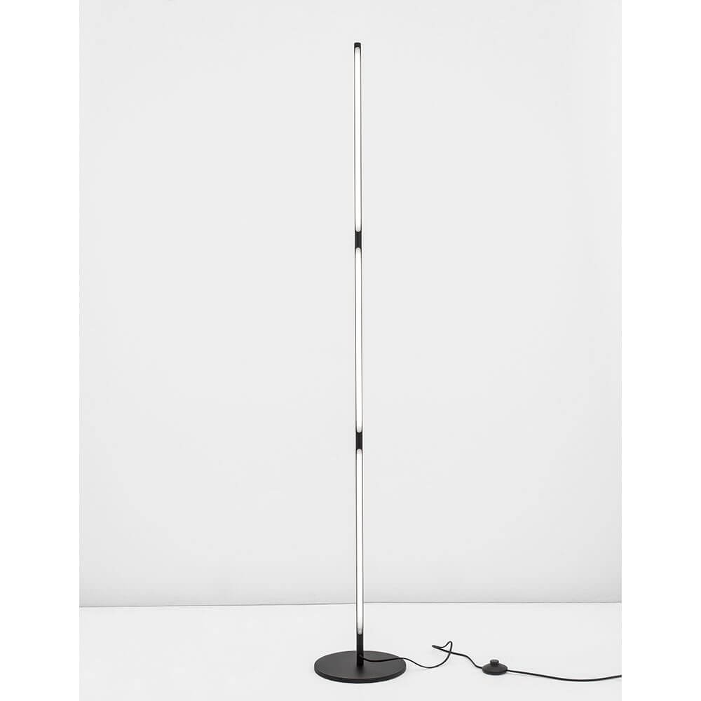Handy LED Stehlampe 171cm Schwarz - minimalistische Stehleuchte in modernem Design.