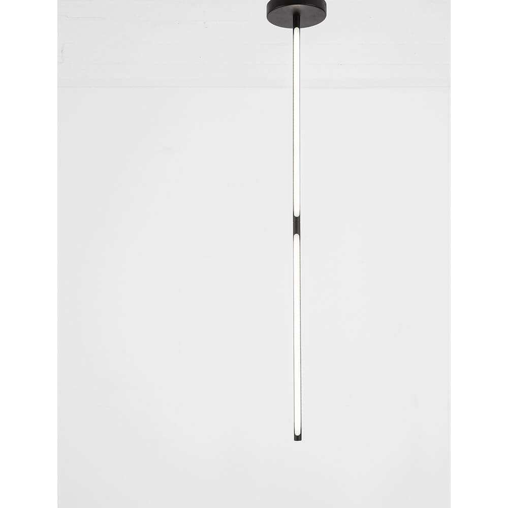 Handy LED Stab Hängeleuchte Schwarz in modernem Design, minimalistisch und elegant, mit warmweißem Licht.