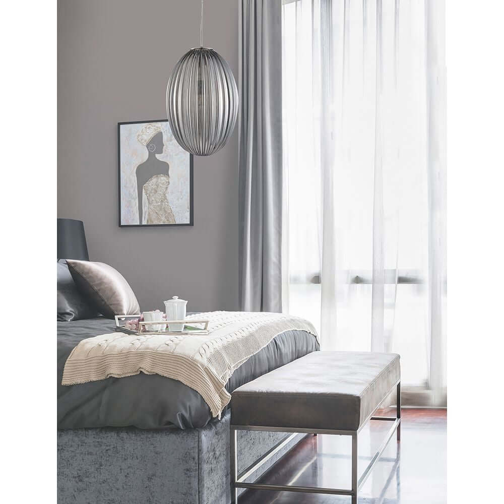 Hector Pendelleuchte Glas über modernem Schlafzimmerbett, Glas- und Metall-Design als stilvoller Ess- oder Wohnraumakzent