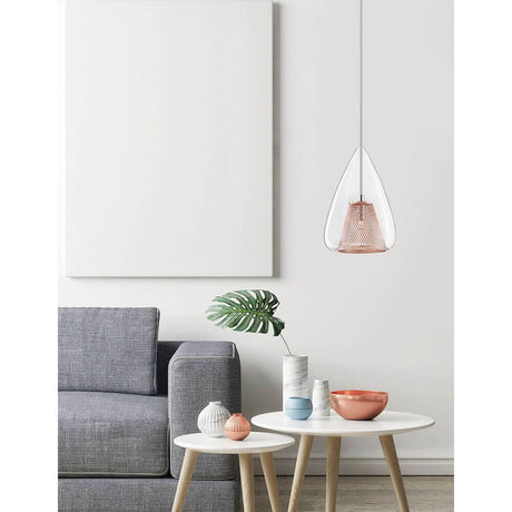 Hugo Pendellampe Ø 16,5cm Glas über einem modernen Sofa und Couchtischen in wohnlichem Ambiente.