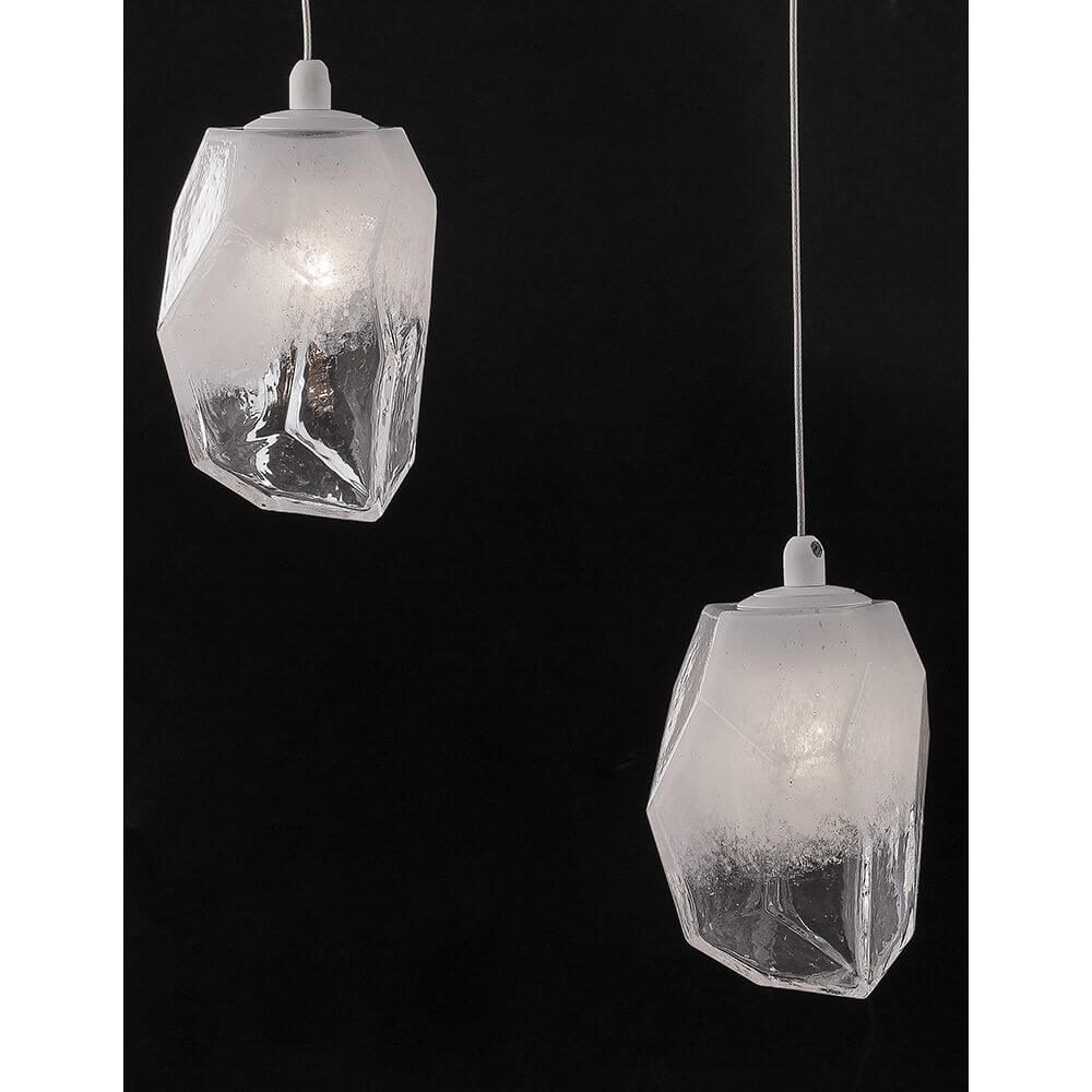 Ice Glas-Pendelleuchte 5-flg. Verlaufend mit klarem, mattem Glas im modernen Design über schwarzem Hintergrund.