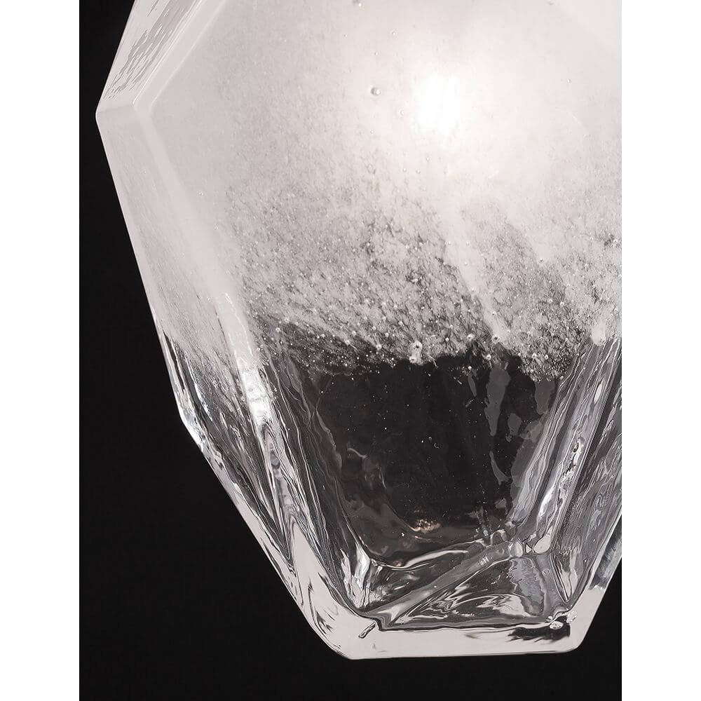 Ice Glas-Pendelleuchte 5-flg. Verlaufend: Detailansicht der Glasoberfläche mit einem coolen, eisigen Effekt.
