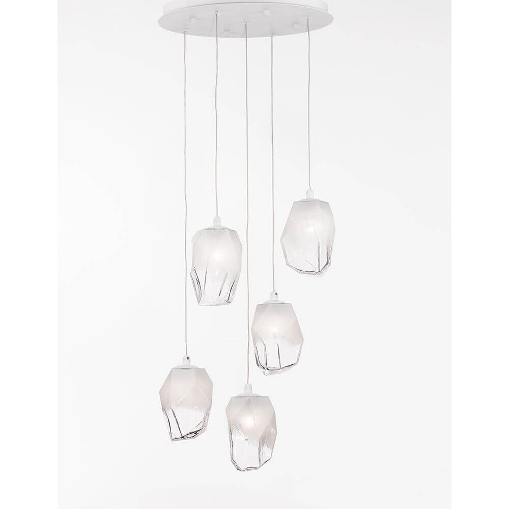 Ice Hängeleuchte 5-flg. Verlaufend Weiß mit fünf hängenden, eleganten Lampenschirmen in weißem Design.