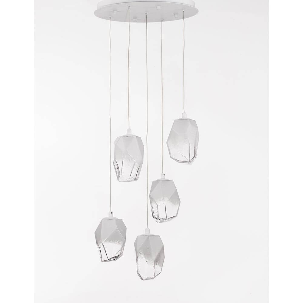 Ice Hängeleuchte 5-flg. Verlaufend Weiß mit eleganten hängenden Glaskörpern auf weißem Hintergrund.