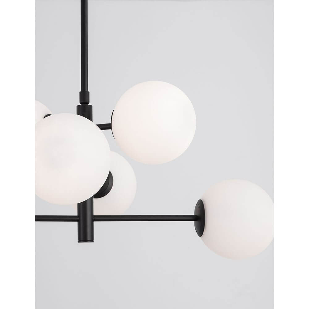 Impero Hängelampe 6-flg. Schwarz mit sechs schneeweißen Glaskugeln und modernem Design.