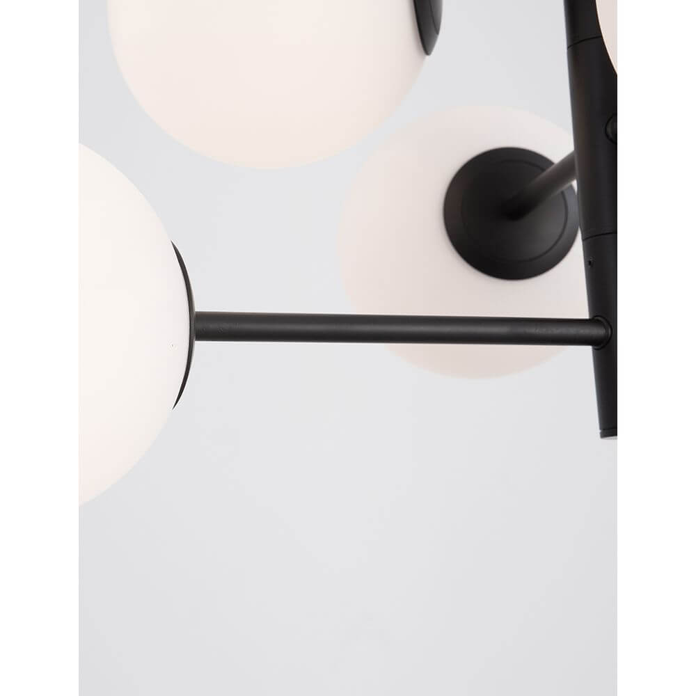 Impero Hängelampe 6-flg. Schwarz mit schneeweißen Glaskugeln und modernem Design.
