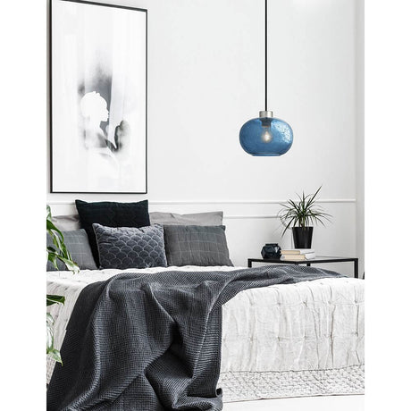 Suspension Jade en verre soufflé dans une chambre moderne avec une décoration élégante.