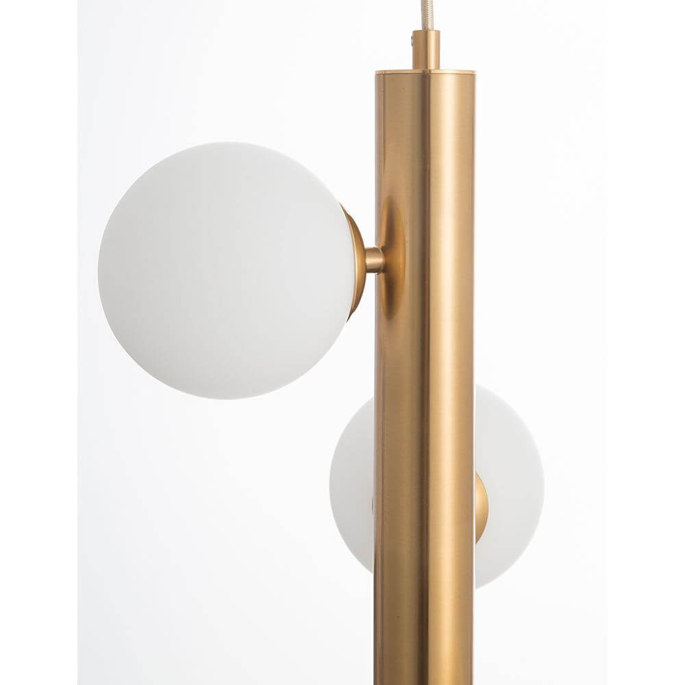 Jaklin Hängelampe 3-flammig Messing, Weiß mit elegantem Design und weißen Glaskugeln.