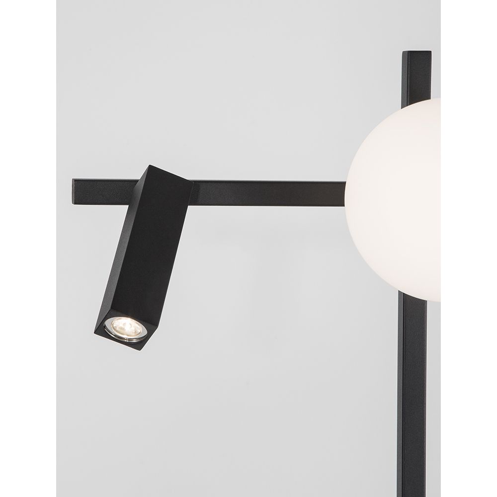 Detailansicht der Joline LED Stehleuchte in Sandig-Schwarz mit schwenkbarem Leuchtkopf und runder Glasblende.