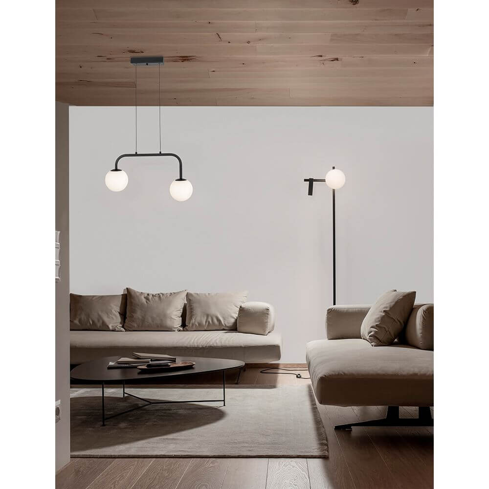 Joline LED Hängelampe Schwarz, Weiß in modernem Wohnraum mit Sofa und Couchtisch.
