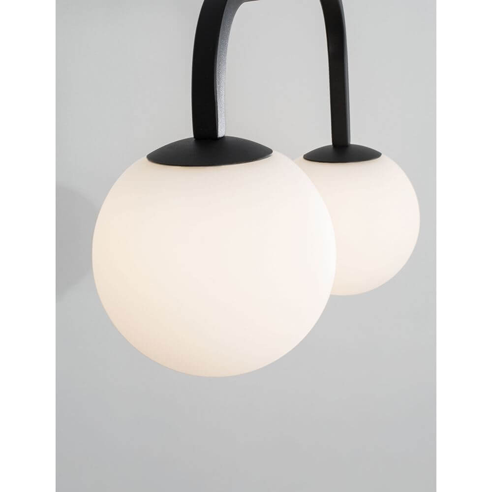 Joline LED Hängelampe Schwarz, Weiß mit zwei weißen Opalglaskugeln und schwarzen Aluminiumdetails.
