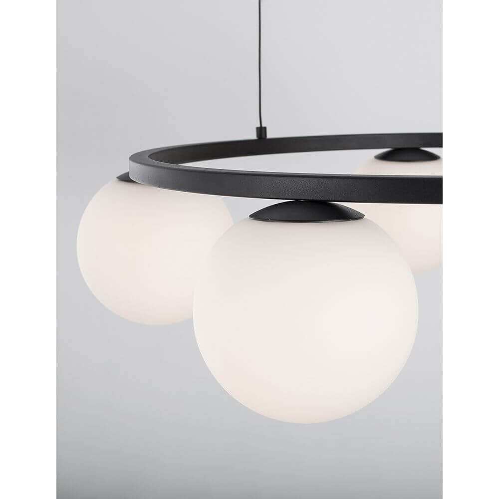 Joline LED Hängeleuchte Kugeln mit opalen Glaskugeln und schwarzem Metallring, ideal für modernes Wohndesign.