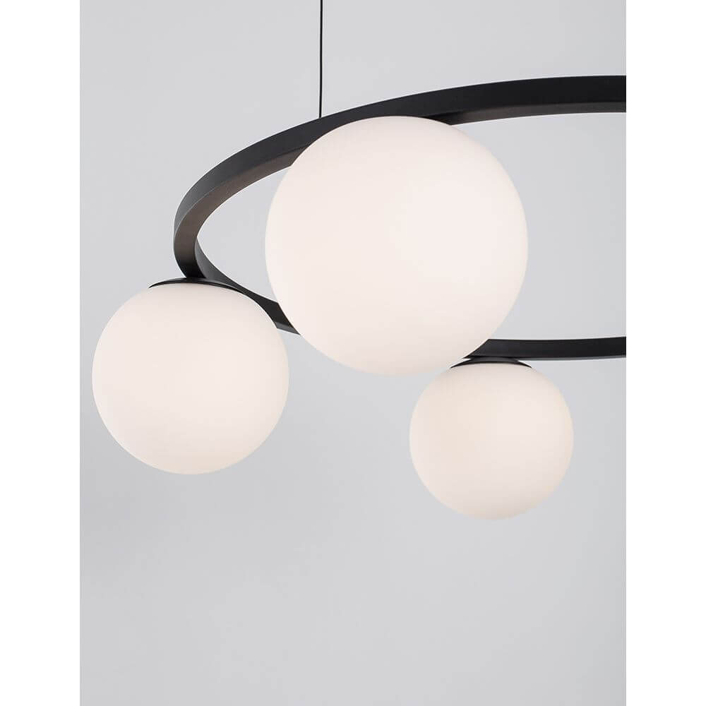 Joline LED Hängeleuchte Kugeln mit drei opalen Glaskugeln und schwarzem Metallgestell für stilvolle Akzente.