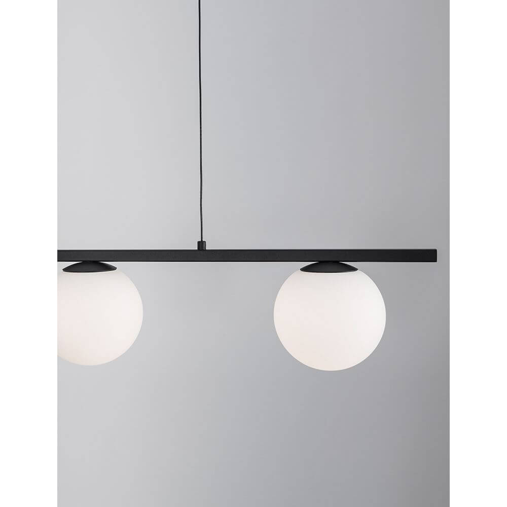 Joline LED Glas-Hängeleuchte Schwarz mit zwei Opalglaskugeln und schwarzem Rahmen.