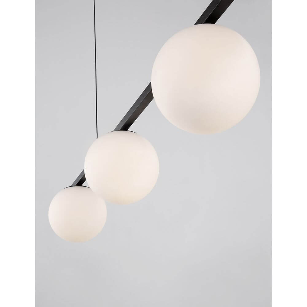 Joline LED Glas-Hängeleuchte Schwarz mit drei Opalgläsern und schwarzem Gestell