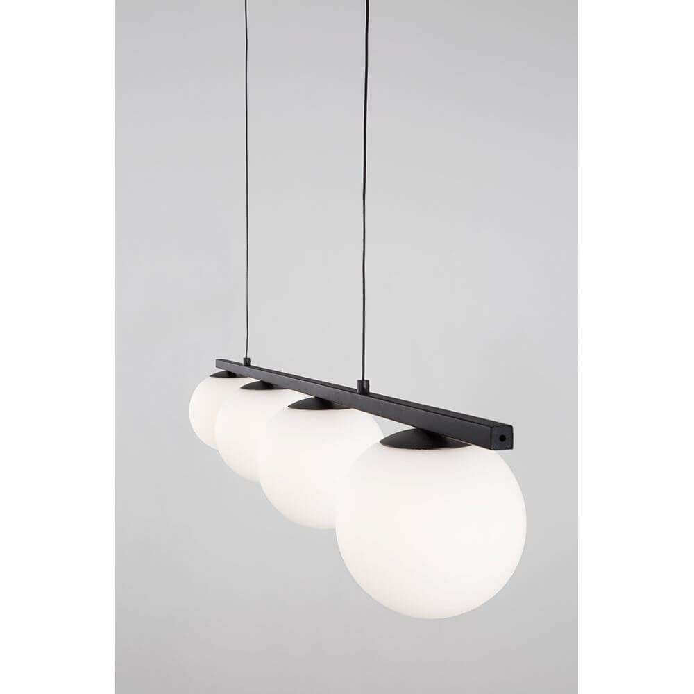 Joline LED Glas-Hängeleuchte Schwarz mit vier zarten Opalgläsern und schwarzem Metall-Design.