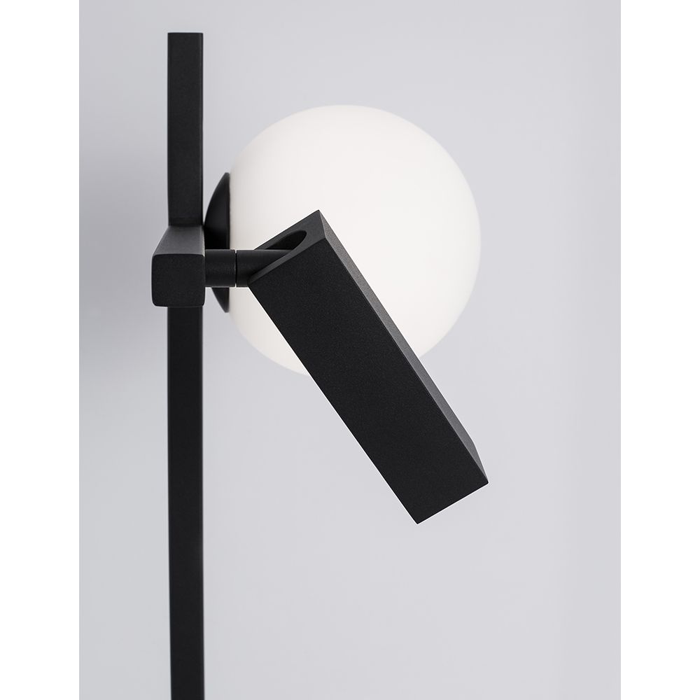 Joline LED Tischleuchte in Schwarz mit modernem Design und kugelförmigem Lampenschirm.