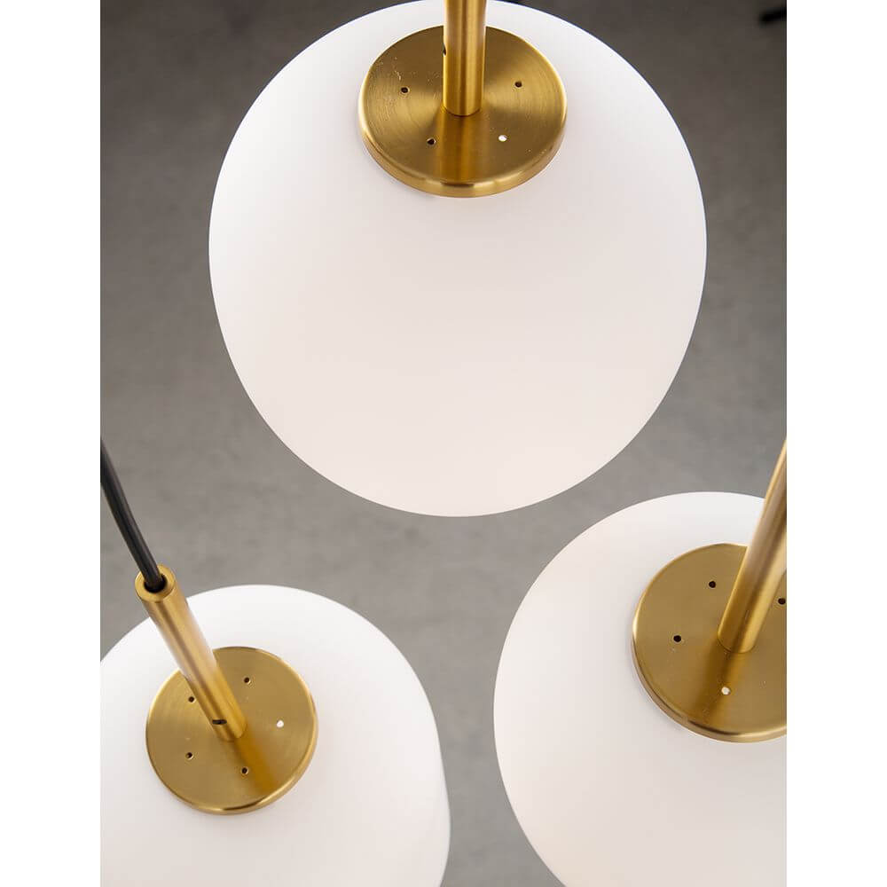 Nova Luce Lato Hängelampe 3-flammig Antik-Gold, Weiß - Detailansicht der Lampenschirme und Hängevorrichtung.