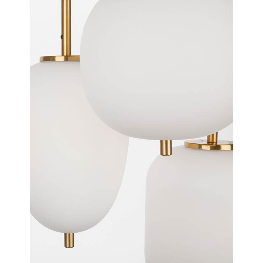 Nova Luce Lato Hängelampe 3-flammig Antik-Gold, Weiß mit milchig-weißen Glaskugeln und goldfarbenem Metall.