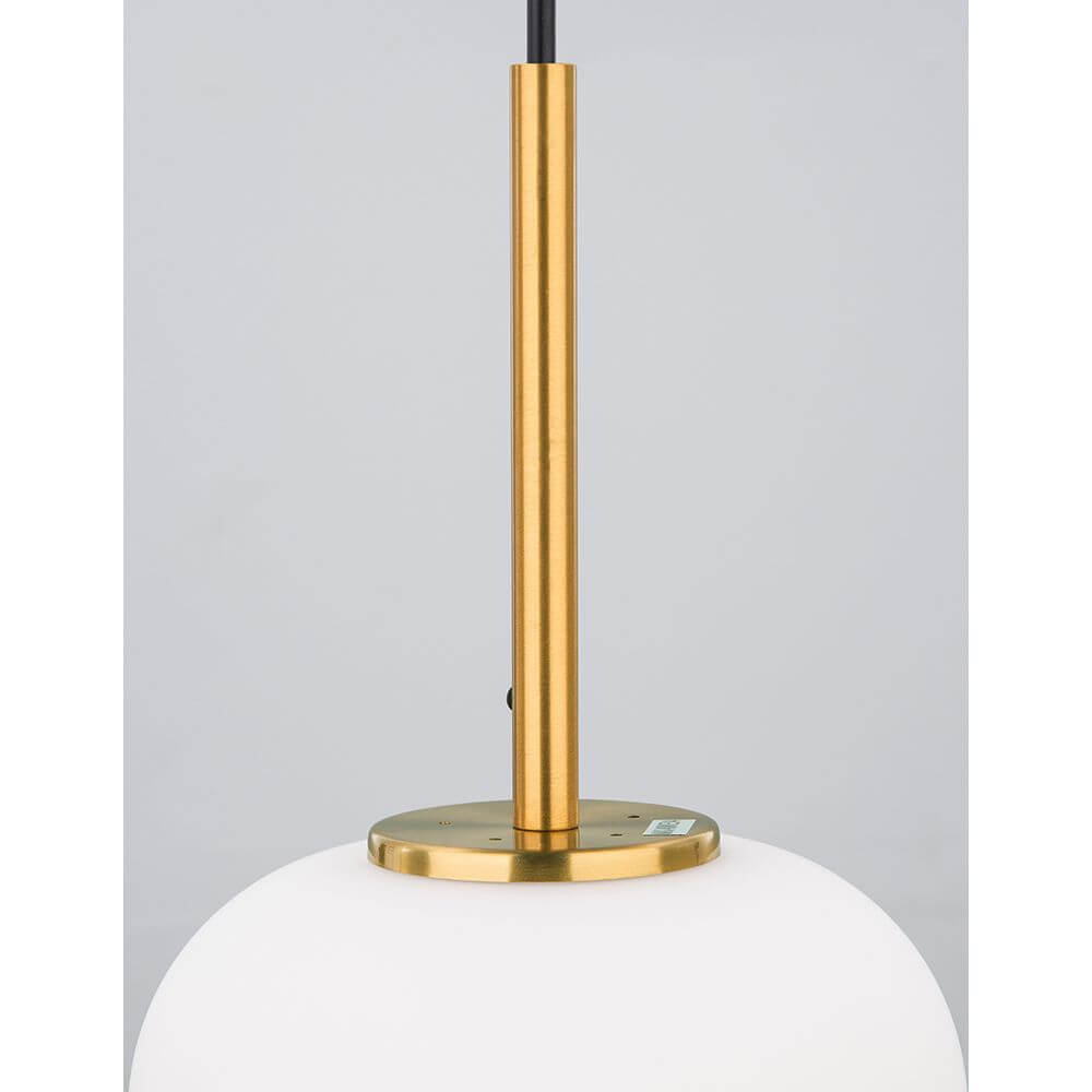 Detailansicht der Lato Hängelampe Gold, Weiß mit goldfarbenem Metall und opalem Glas.