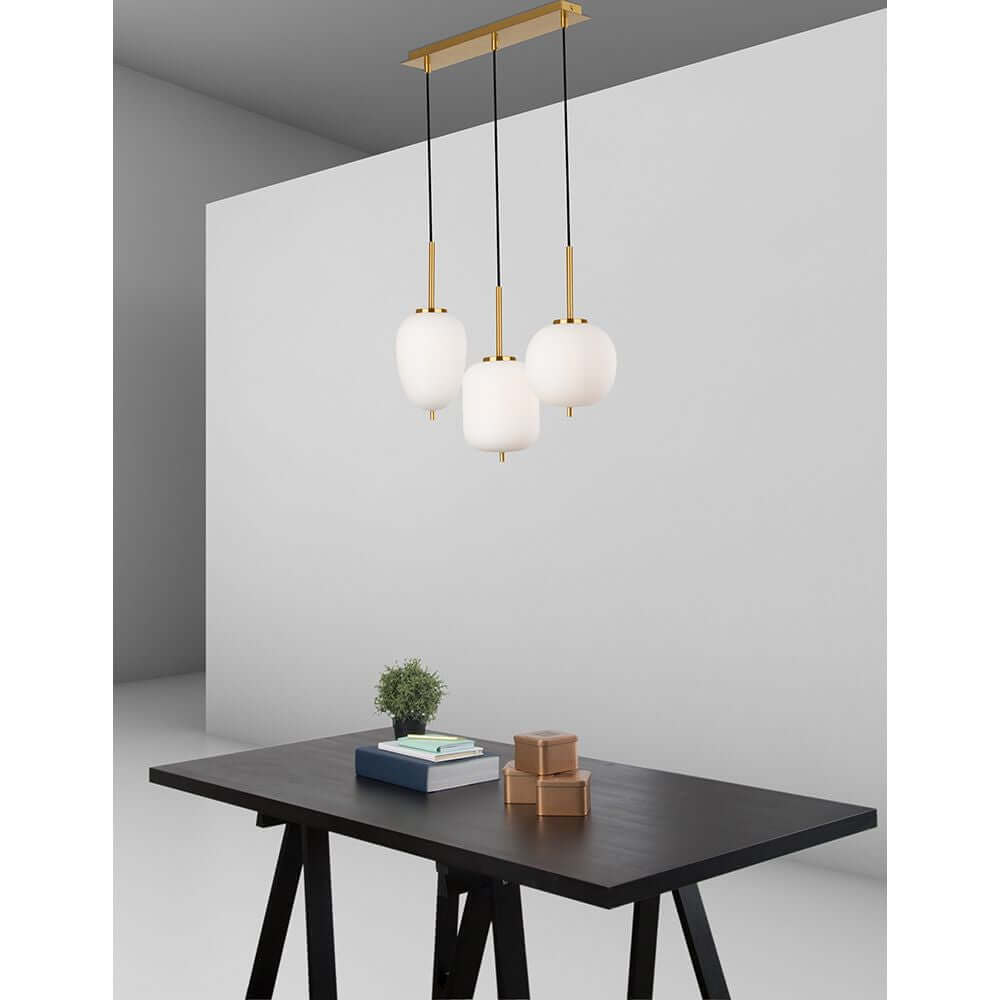 Nova Luce Lato Hängeleuchte 3-flammig Gold, Opal über modernem Esstisch – goldfarbenes Gestell, drei opale Glasdiffusoren, warmes blendfreies Licht