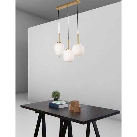 Nova Luce Lato suspension 3 lumières Or, Opale au-dessus d’une table à manger moderne – structure dorée, trois diffuseurs en verre opalin, lumière chaude sans éblouissement