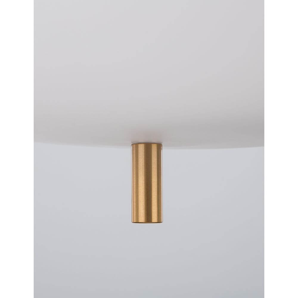 Detailansicht der Lato Kugel Hängeleuchte Gold, Weiß mit goldenem Metallstift und opalweißem Glas.