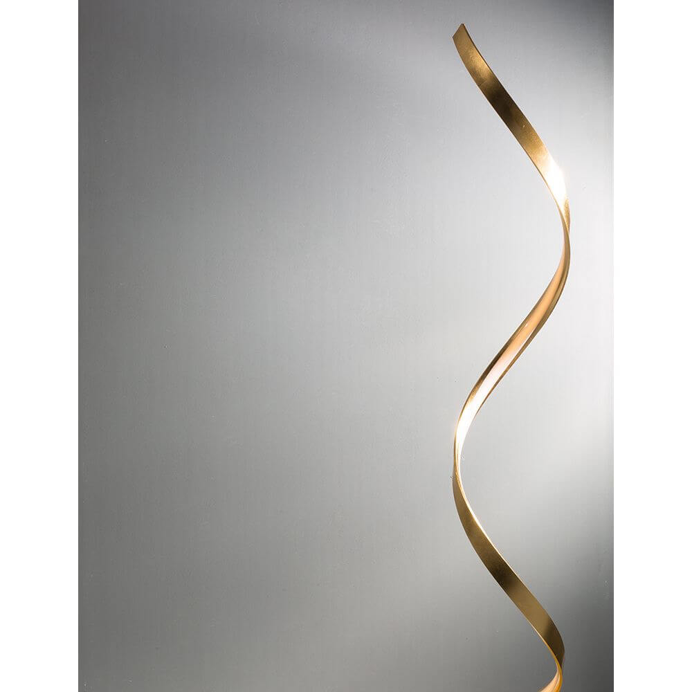 Leon LED Stehlampe 143cm Gold mit wellenförmigem Design und goldener Oberfläche.