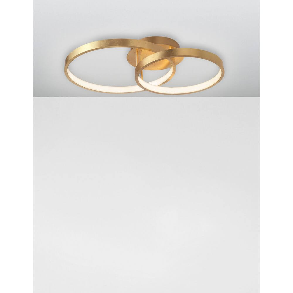 Leon LED Deckenleuchte Metall Gold mit zwei Kreisen aus Blattgold und weißer Acryloberfläche.