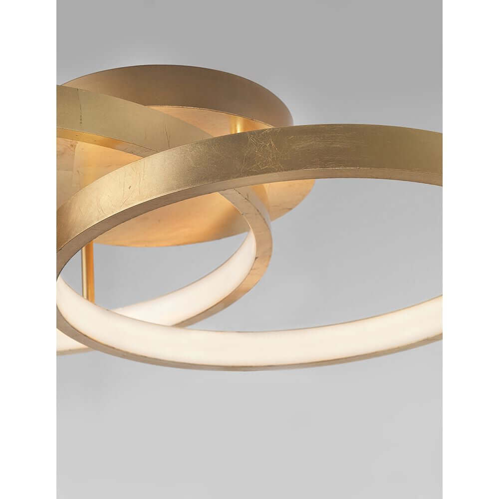 Leon LED Deckenleuchte Metall Gold mit zwei ineinander verschlungenen Kreisen und homogener Acryloberfläche.