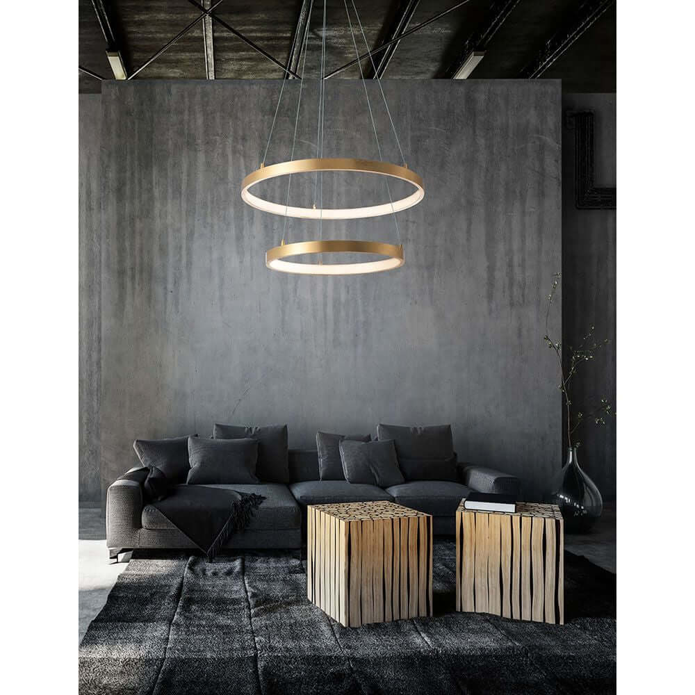 Leon LED Hängeleuchte Ø 60cm Gold über modernem Sofa in stylish eingerichtetem Raum.