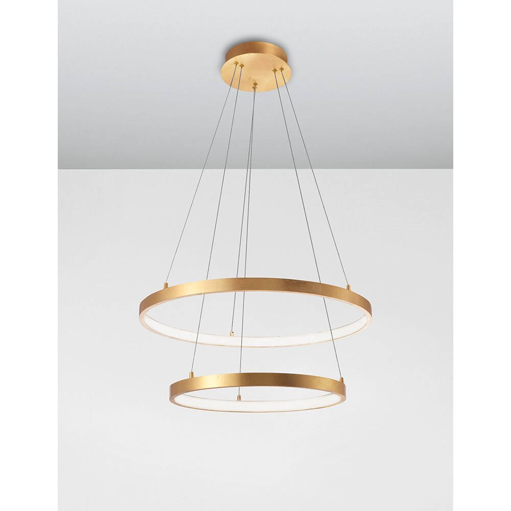 Leon LED Hängeleuchte Ø 60cm Gold mit zwei schwebenden Ringen und warmem Licht.