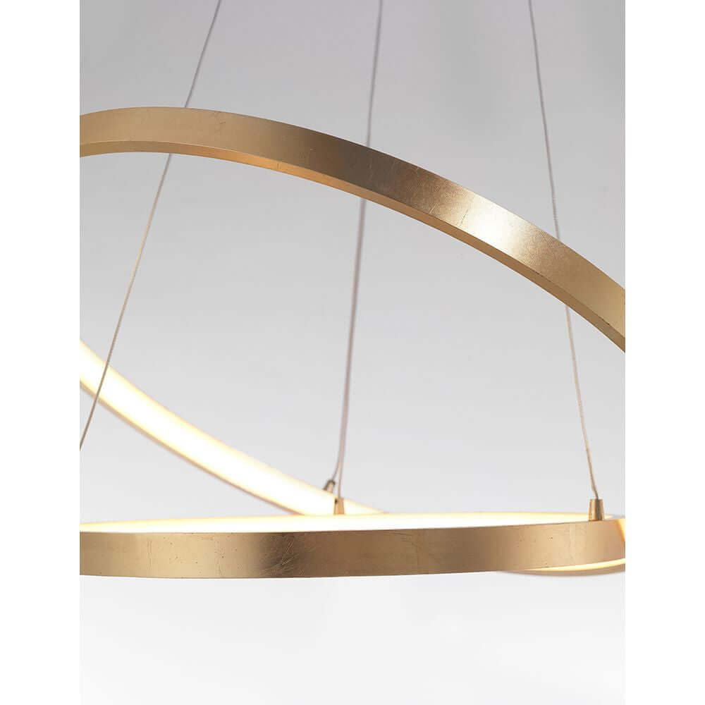 Detailansicht der Leon LED Hängeleuchte Ø 60cm Gold mit zwei ineinander schwebenden Ringen aus Blattgold.