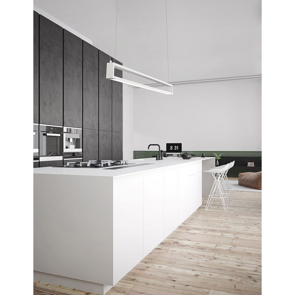 Moderne Line LED Hängeleuchte 130cm in eleganter Küche mit weißen Möbeln und Holzfußboden.