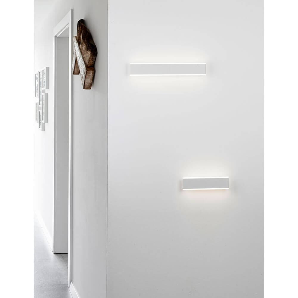 Nova Luce Line LED Wandlampe Acryl an weißer Flurwand, zwei minimalistische Leuchten mit warmweißem Licht