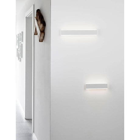 Nova Luce Line LED Wandlampe Acryl an weißer Flurwand, zwei minimalistische Leuchten mit warmweißem Licht