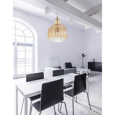 Nova Luce Lingua Pendellampe Messing, Champagner in modernem Esszimmer mit glasierter Decke.