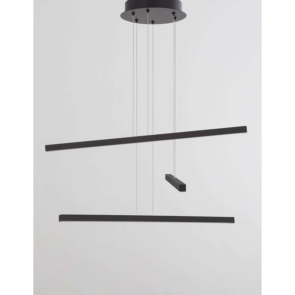Lior LED Hängeleuchte Schwarz mit modernem Design und eleganter schwarzer Oberfläche in einem Raum.