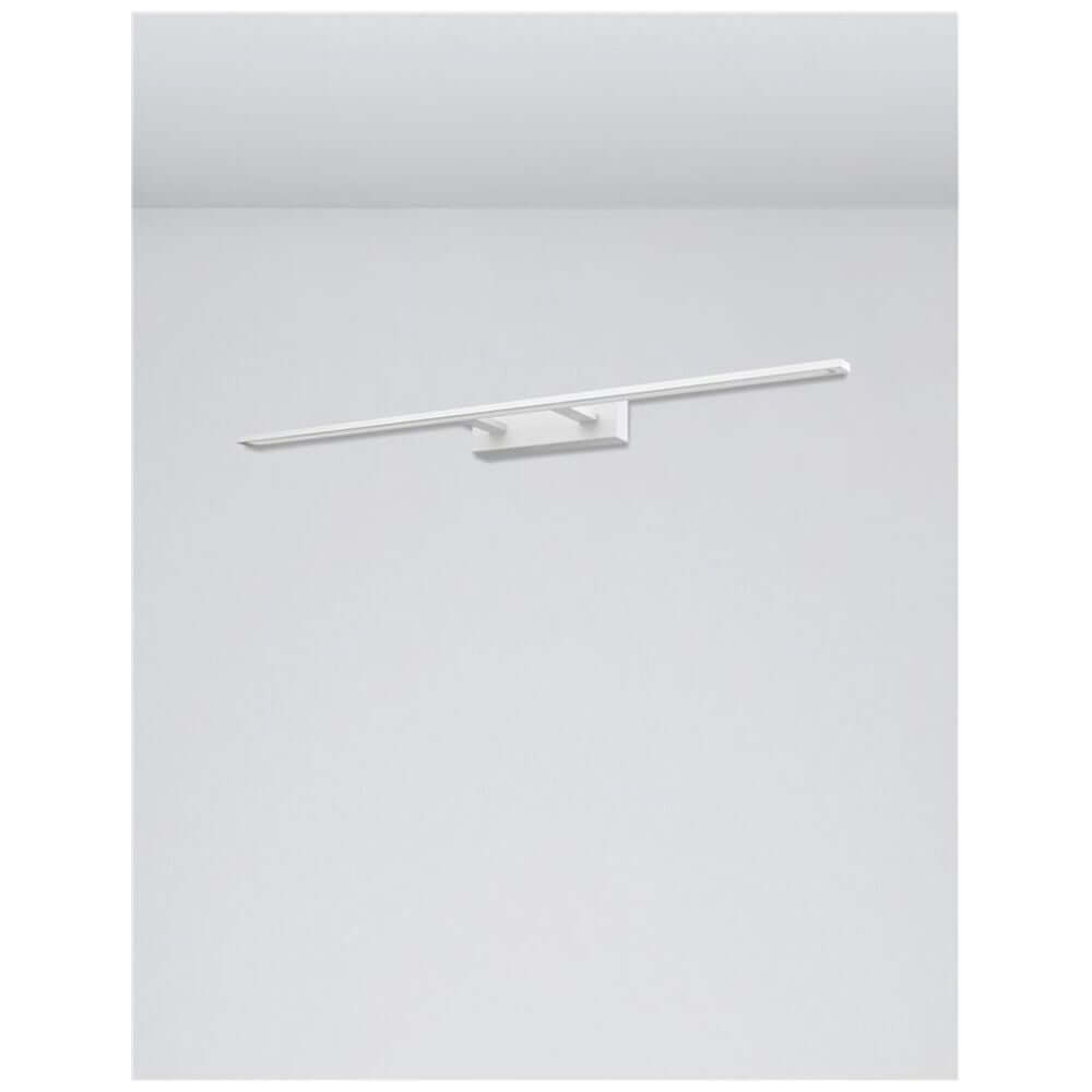 Livia LED Bad Spiegel- & Wandleuchte in elegantem, modernem Design an der Wand montiert.