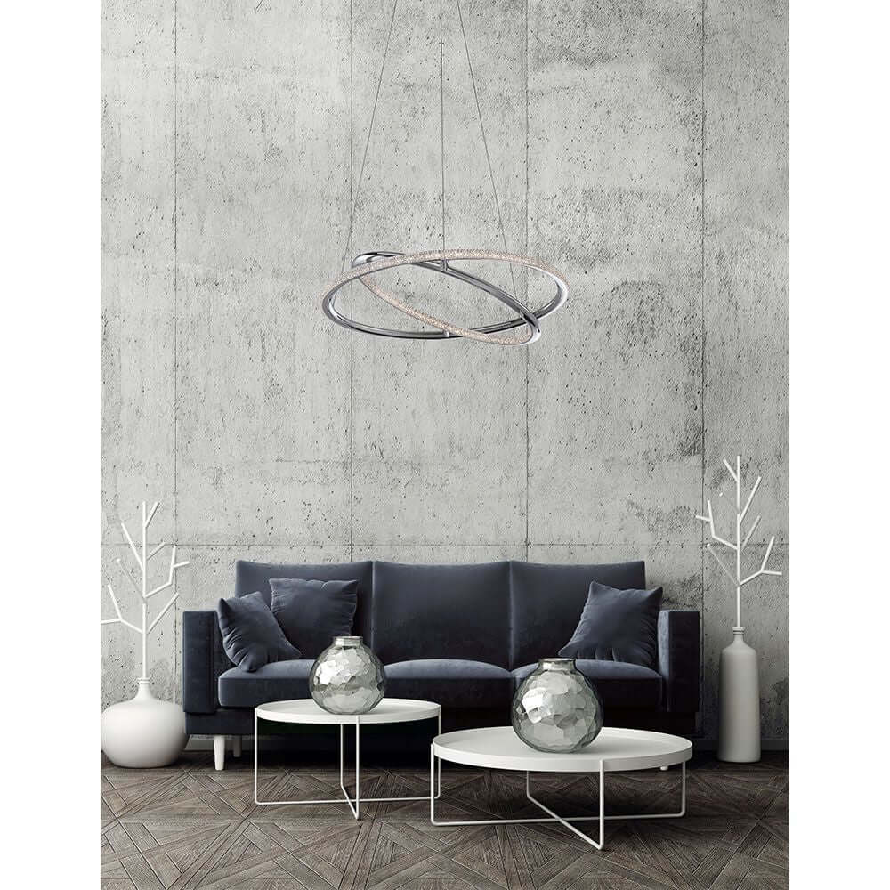 Livorno LED Hängeleuchte Ø 45cm Chrom über einem modernen Wohnzimmer mit eleganter Einrichtung.