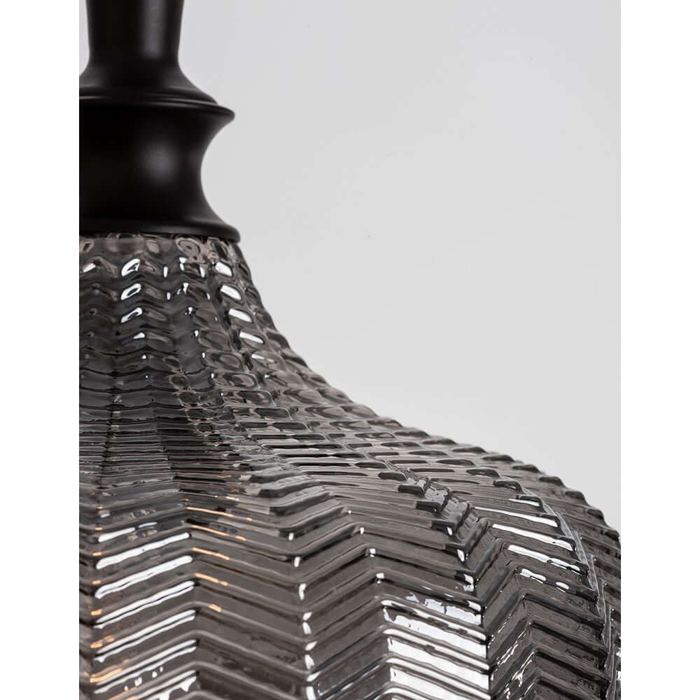Loni Glas-Pendellampe Verlaufend Farbig Detailansicht der strukturierten Glasglocke mit modernem Design.