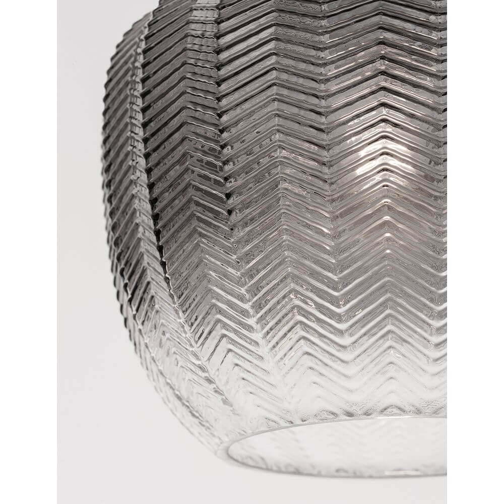 Loni Glas-Pendellampe Verlaufend Farbig – Detailansicht der eleganten Glasglocke mit zigzag-muster.